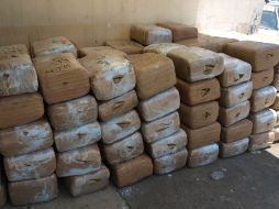 Al realizar una revisión, elementos de la Policía Federal encontraron 122 paquetes de mariguana en el interior de un trailer. ESPECIAL /