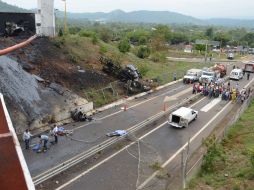 En el accidente murieron  seis profesores y dos civiles, además de que 25 vehículos particulares quedaron dañados total o parcialmente. ARCHIVO /