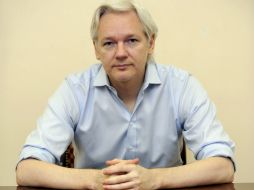 Julian Assange ofrece una conferencia con motivo del primer aniversario de su ingreso a la embajada. AP /