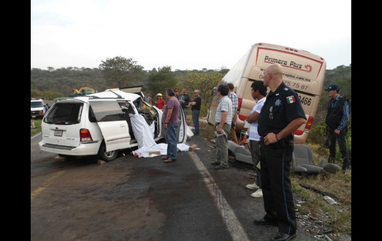 Al parecer, el piso mojado provocó que la camioneta saliera de la curva.  /