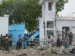 Agentes militares y policiacos somalís son fotografiados en el lugar del ataque. AFP /