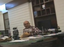 Momento en el video en el que Jaime Hernández, entonces presidente municipal, entrega fajos de dinero Julián Ricalde Magaña. ESPECIAL /