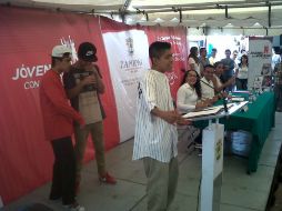 En el evento, un joven canta un rap que él mismo escribió.  /