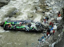 El autobús rodó a un barranco en el kilómetro 85 de la Carretera Central hasta caer en el tío Tarma. EFE /