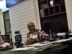 El alcalde perredista Julián Ricalde es videograbado mientras recibe dinero, en 2010, de su antecesor Jaime Hernández (imagen). ARCHIVO /