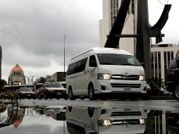 Carros transitan en una avenida encharcada en el DF, tras el paso de ''Barry'' por Veracuz la capital del país registra lluvias. EFE /