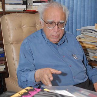 Jenaro Villamil visita la Ciudad-Libro de Carlos Monsiváis