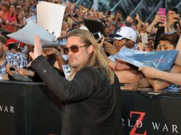 El actor se muestra simpático ante la gran multitud de fanáticas. EFE /