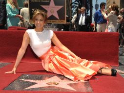 Jennifer López posa junto a su estrella en el evento donde fue ovacionada por su familia y casi 200 admiradores. AP /