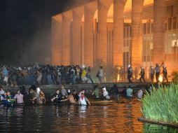 Miles de manifestantes protestan por mejores servicios públicos a las afueras del Palacio de Itamaray en Brasilia. AP /