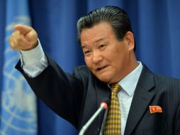 Sin Son Ho, embajador de Corea del Norte habla en una conferencia de prensa. AFP /