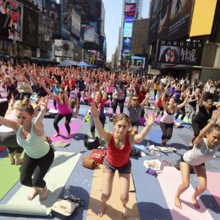 Miles reciben el verano con yoga en Nueva York