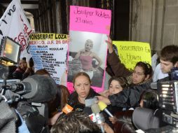 Familiares de los desaparecidos hablan con los medios de comunicación. SUN /