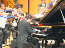 El virtuoso Christian Leotta le mostró al público tapatío su dominio del piano, acompañado de Oriol Sans. EL INFORMADOR /