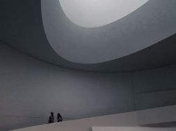 ''Aten Reign'' de Peter Turrell se permite el lujo de eclipsar la rampa en espiral diseñada por Frank Lloyd Wright. EFE /