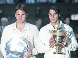 La última vez que Roger Federer (izq) y Rafael Nadal (der) se enfrentaron en el All England Club fue en la espectacular final de 2008. AFP /