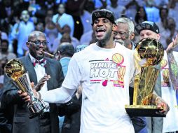 James con los trofeos de Campeón y ''Mvp''. EFE /