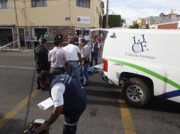 Al lugar arriba personal del Instituto Jalisciense de Ciencias Forenses para hacerse cargo del servicio. ARCHIVO /