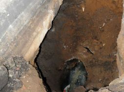 De acuerdo con reportes, una fuga de agua provoca que la tierra se hunda. SUN /