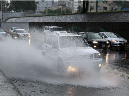 Los capitalinos debieron extremar sus precauciones al transitar por las vialidades, ante la lluvia que se prolongó por varias horas. NTX /