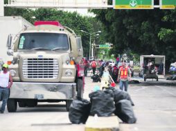 En la zona donde se detectó la oquedad, personal labora de manera continua para concluir los trabajos lo antes posible. EL INFORMADOR /