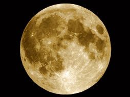 La luna llena más grande y esplendorosa del año, se vio esta mañana en Guadalajara. ESPECIAL /