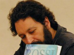 El poeta Luigi Amara durante la presentación del libro ''Alejandro Rossi''. NTX /