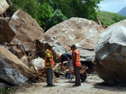 Rocas bloquean la carretera federal Chilpancingo-Acapulco por el deslave ocasionado por ''Barry''. NTX /
