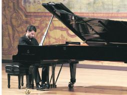 Viladoms realizó breves introducciones previo a cada una de las interpretaciones que llevó a cabo ayer por en el Teatro Degollado. EL INFORMADOR /