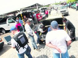 Tianguis del Planetario. Agentes investigadores y del Ministerio Público inspeccionaron vehículos en busca de unidades irregulares. EL INFORMADOR /