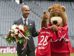 Josep Guardiola ya tomó la playera del cuadro al que entrenará la próxima temporada en Alemania. EFE /