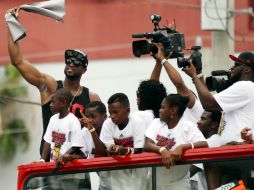 Los jugadores estuvieron cerca de sus fanáticos, tras obtener el tercer título de la franquicia. AFP /