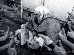 Publicis utilizó fotografías reales de prensa, y con Photoshop logró la incorporación de manos con los pulgares alzados. ESPECIAL /