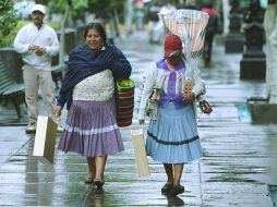 Indígenas purépechas viajaron desde Michoacán para instalarse en Jalisco (y vender los muebles de madera que ellos mismos construyen) ARCHIVO /