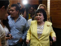 La actriz Carmen Salinas llega a la conferencia de prensa. NTX /