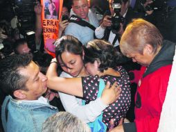 Familiares de Monserrath Fernández, una de las jóvenes que estaban en el After Heaven el pasado 26 de mayo. ESPECIAL /