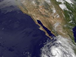 En la imagen, la tormentra tropical ''Cosme'' que podría convertirse en huracán, mientras se aleja de costas del país. AP /