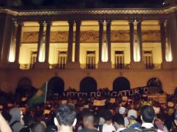 La convocatoria de una consulta popular sin constituyente genera polémica entre parlamentarios, quienes la consideran fuera de norma. ARCHIVO /