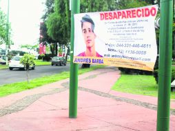 Uno de los menores extraviados en una plaza comercial. La familia colocó mantas a lo largo de la Avenida López Mateos. EL INFORMADOR /