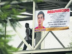 Familiares de uno de los dos jóvenes desaparecidos desde el pasado viernes 21, colocaron mantas a lo largo de la Avenida López Mateos. EL INFORMADOR /