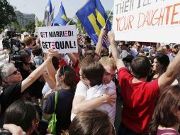 Activistas celebran el fallo de la Suprema Corte de EU. AP /