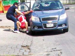 Momentos en que el entrenador agrede a la ciclista el pasado domingo en Ávila Camacho. ESPECIAL /