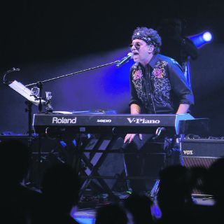 Un provocador Calamaro seduce a los tapatíos