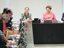 La mandataria Dilma Rousseff (derecha) se reunió con líderes sindicales para saber su opinión sobre la inconformidad de la población. AP /