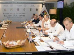 A la junta también asisitió el gobernador de Jalisco, Aristóteles Sandoval. TOMADA DE @osoriochong  /