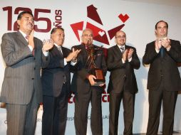 Francisco Beckmann González (d), entregó el galardón Mercurio Empresarial al ingeniero Alfredo Dau Dau (c).  /