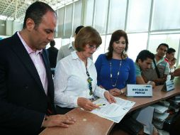 Mario Alberto Salazar Madera (i), Maribel Alfeirán Ruíz (c) y Carmen Lucía Pérez Camarena (d) acuden a la FGE a presentar un oficio.  /