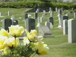 El código de barras QR se presenta como un pequeño cuadrado con marcas negras sobre la tumba. ARCHIVO /