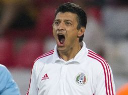 El técnico Sergio Almaguer festeja uno de los goles del Tri en el partido. AP /