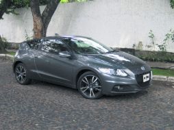 Híbrido. Por su tecnología, este coche puede pasar de un manejo tranquilo, a exprimir sus caballos de fuerza. J. GONZÁLEZ.  /